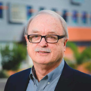 پروفسور جی.پی.مورلند، استاد الهیات دانشگاه بیولای کالیفرنیای جنوبی. 